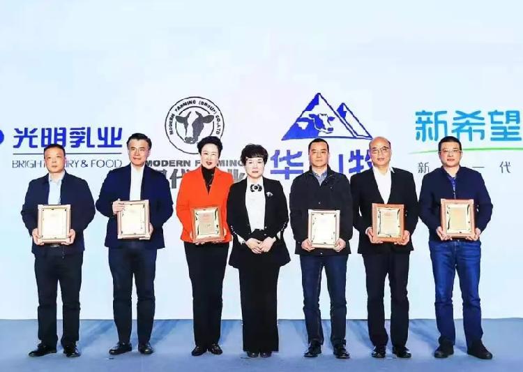 重慶日報：捷報，天友乳業(yè)榮獲2021年國家優(yōu)質乳工程雙項大獎！